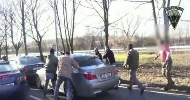 Video: Policie se s překupníky pervitinu nemaže! Podívejte se na záběry ze zásahu