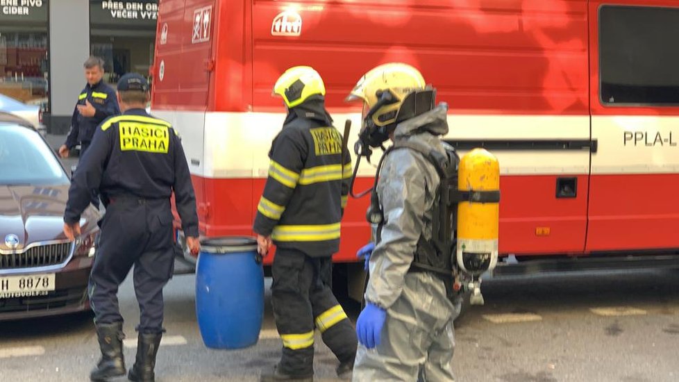 Pražští hasiči měli v úterý kolem poledne rušno. Kdosi totiž zanechal rozbitou lahev s chemikálií na dvoře domu v Sokolovské ulici. Šlo o kyselinu chlorovodíkovou.