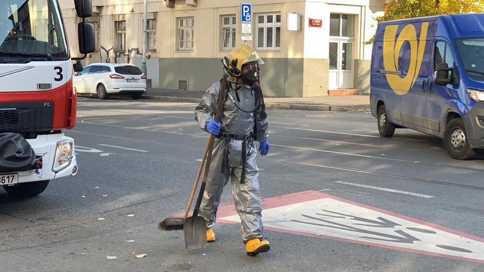 Pražští hasiči měli v úterý kolem poledne rušno. Kdosi totiž zanechal rozbitou lahev s chemikálií na dvoře domu v Sokolovské ulici. Šlo o kyselinu chlorovodíkovou.