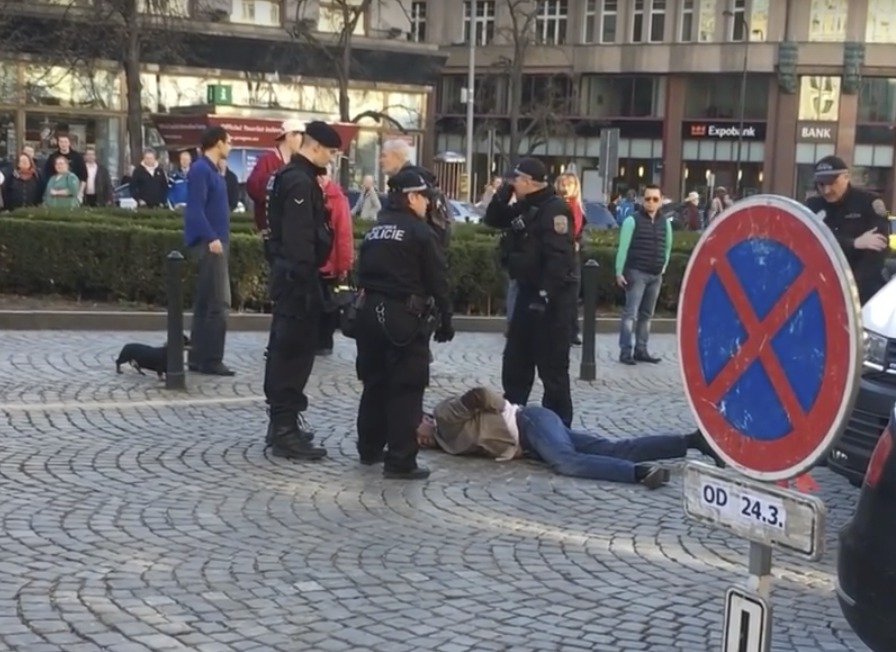 Vyhrocený zásah strážníků městské policie. Muži nasadili pouta a dovlekli ho do auta.