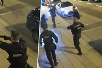 Nejlepší video roku: Muž v Olomouci hodil na policistu nůž! Toto následovalo