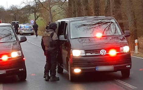 Policejní zásahová jednotka lupiče zadržela v Kokořově na jižním Plzeňsku.