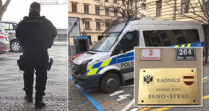 Úřad radnice Brno-střed. Je uzavřený z obou stran, vchod hlídají policisté z Národní centrály proti organizovanému zločinu.