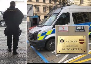 Úřad radnice Brno-střed. Je uzavřený z obou stran, vchod hlídají policisté z Národní centrály proti organizovanému zločinu.