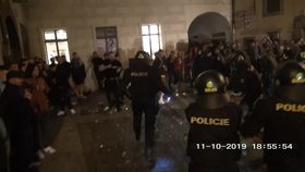 VIDEO: V centru Prahy jako na bojišti. Těžkooděnci před fotbalem zpacifikovali anglické provokatéry