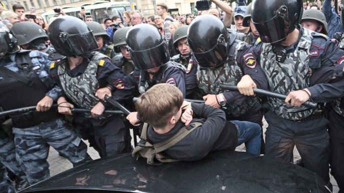 Zásah proti demonstrantům 