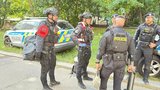 Policejní manévry na Praze 10: Pro ozbrojeného agresivního muže si přijela zásahová jednotka