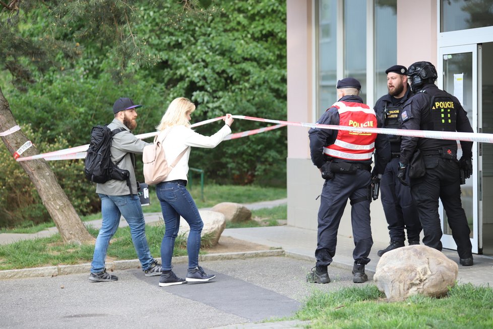 Policejní zásah u případu, kdy muž zadržel v bytě násilím ženu. (17. května 2022)