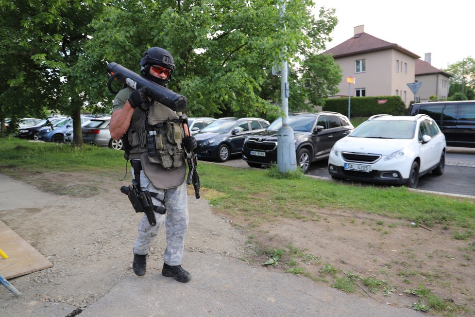 Policejní zásah u případu, kdy muž zadržel v bytě násilím ženu. (17. května 2022)