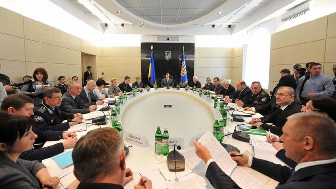 Zasedání krizového štábu v Dněpropetrovsku, ve středu snímku prezident Viktor Janukovič