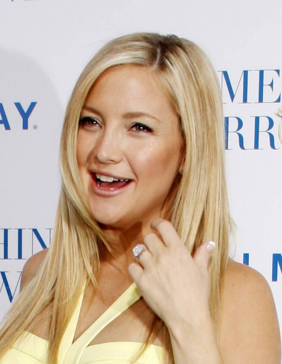 Kate Hudson nosí na prsteníčku zásnubní prsten v hodnotě 200 tisíc dolarů.