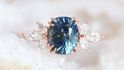 Někdo preferuje safír, který je druhým nejtvrdším drahokamem na světě s širokou škálou barev. Tento zásnubní prsten se pyšní modrým safírem.