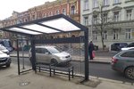 V Brně ve Veveří ulici postavili dělníci zastávky MHD Grohova natočenu zadním plexisklem k ostrůvku, k němuž přijíždějí tramvaje.