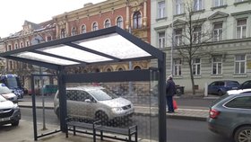 V Brně ve Veveří ulici postavili dělníci zastávky MHD Grohova natočenu zadním plexisklem k ostrůvku, k němuž přijíždějí tramvaje.