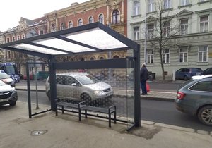 V Brně ve Veveří ulici postavili dělníci zastávky MHD Grohova natočenu zadním plexisklem k ostrůvku, k němuž přijíždějí tramvaje.