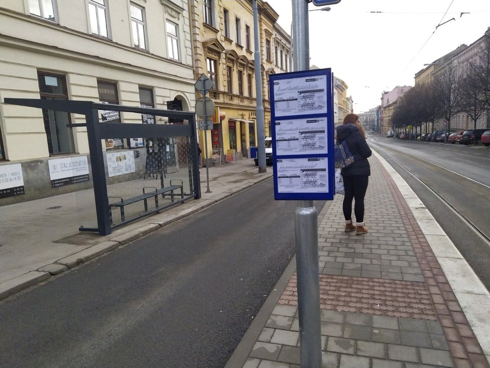 V Brně ve Veveří ulici postavili dělníci zastávky MHD Grohova natočenu zadním plexisklem k ostrůvku, k němuž přijíždějí tramvaje.