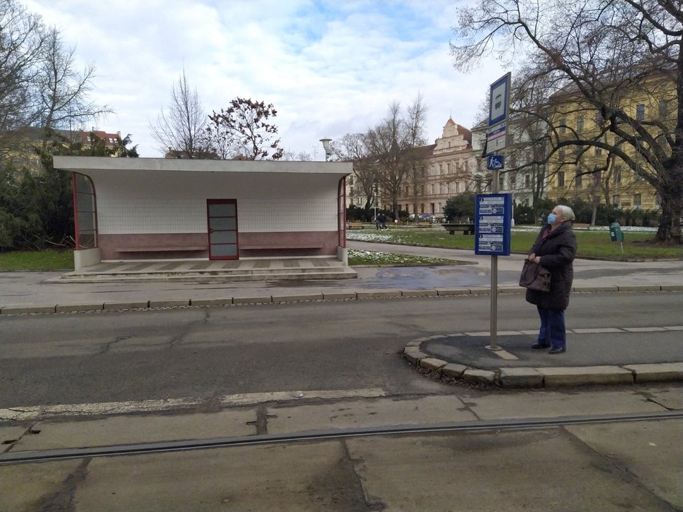 Tak dlouho rekonstruovali v Brně legendární památkově chráněnou funkcionalistickou zastávku na Obilním trhu, až z díla architekta Oskara Pořísky z roku 1926 nezbyl jediný kámen.