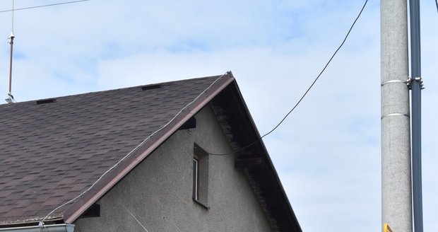 Střecha zastávky v klimkovické části Josefovice je tři metry vysoko. Lidi tak před deštěm a větrem moc neochární.