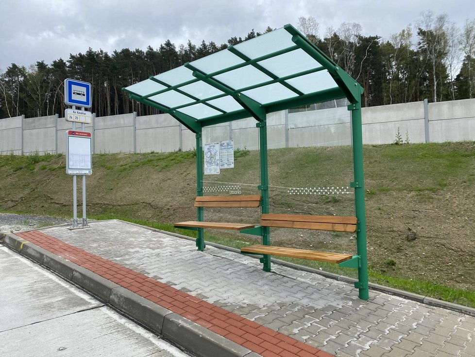 Unikátní lavička na zastávce MHD v Plzni. Takhle vypadá po opravě v dubnu 2023.