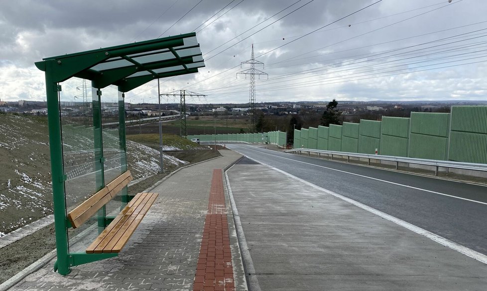Unikátní lavička na zastávce MHD v Plzni. Takhle vypadala v únoru 2023.