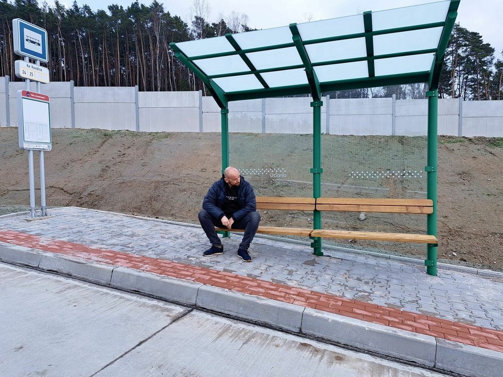 Unikátní lavička na zastávce MHD v Plzni. Posezení pro děcko si na konci února vyzkoušel i náměstek primátora Aleš Tolar.