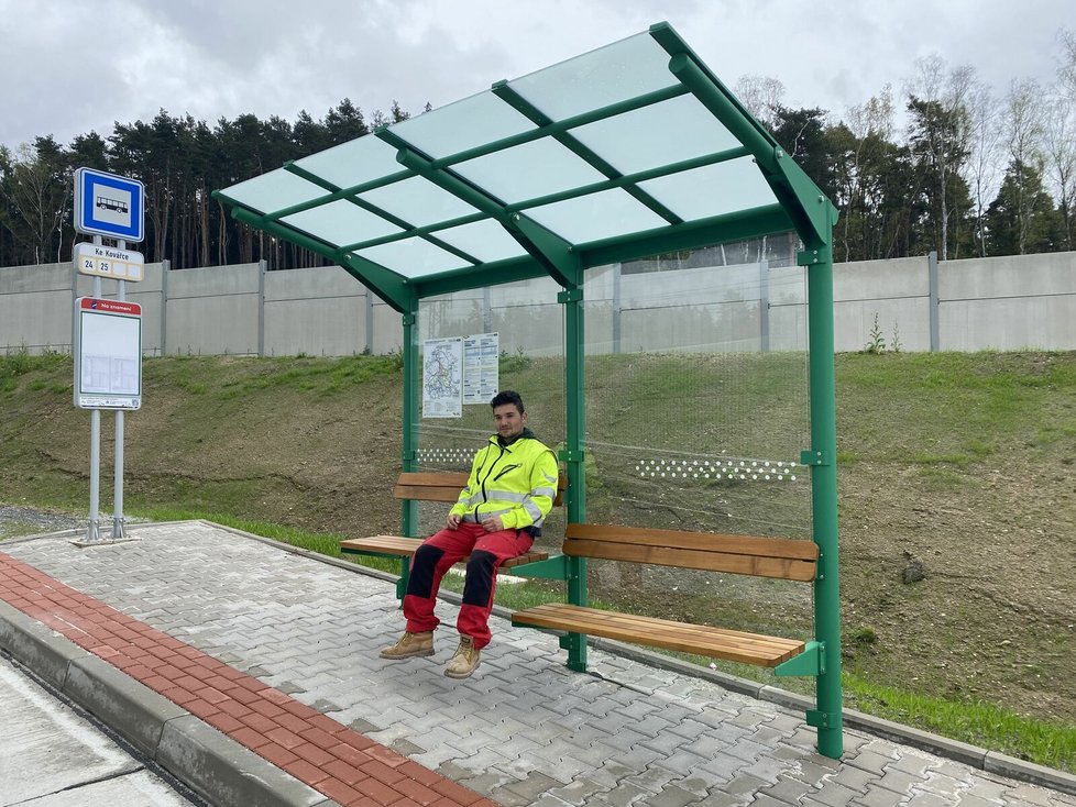Unikátní lavička na zastávce MHD v Plzni. Takhle vypadá po opravě v dubnu 2023.Ludvík Olah teď na upravené lavičce nedosáhne nohama na zem.