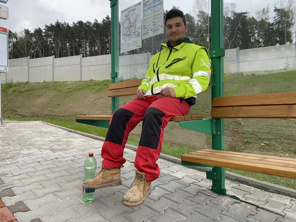 Unikátní lavička na zastávce MHD v Plzni. Takhle vypadá po opravě v dubnu 2023.Ludvík Olah teď na upravené lavičce nedosáhne nohama na zem.
