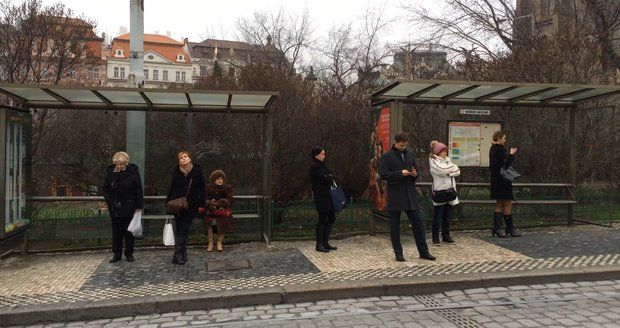 Pražané si „zasurfují“ i na zastávce MHD. Některé tramvaje ale možná zmizí