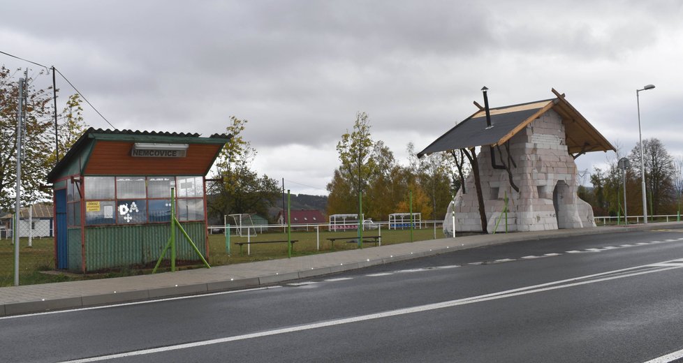 Stará čekárna už dosloužila, novou Němčovičtí pojali jako pařezovou chaloupku.