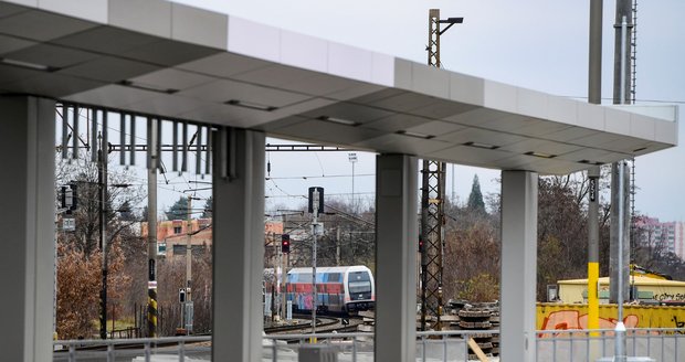 První cestující se ze železniční zastávky Praha - Eden svezou už v neděli 13. prosince