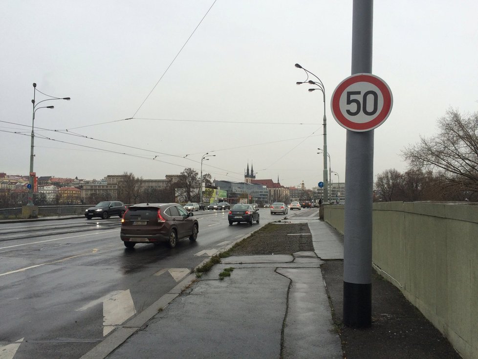 Ačkoliv v tomto úseku vždy platila padesátka, raději na ni upozorňuje i nová značka.