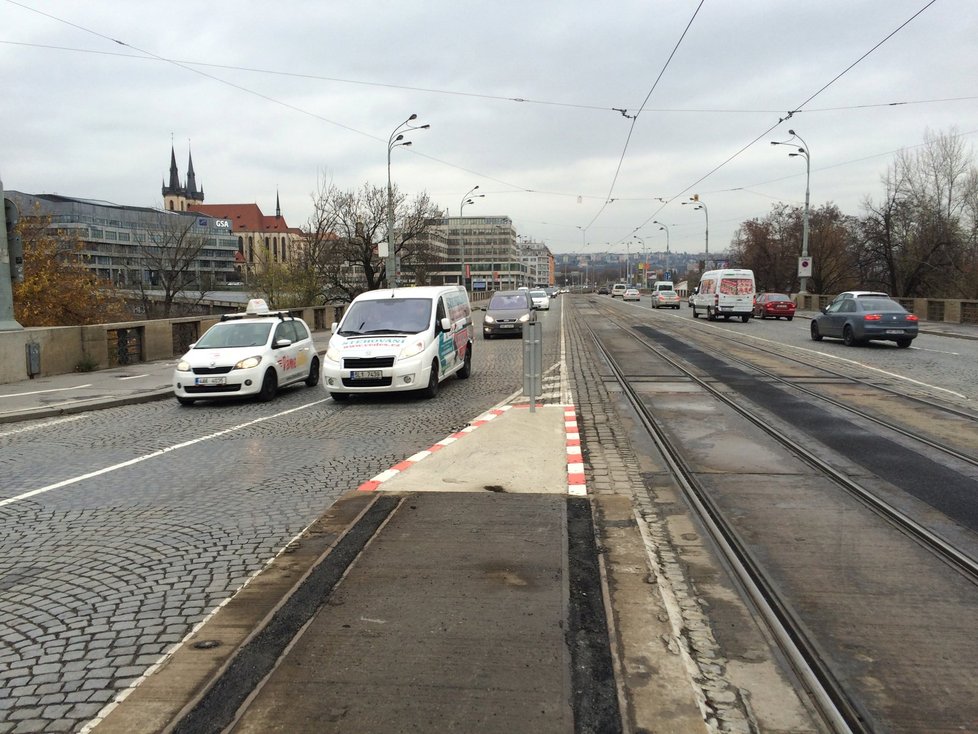 A takto vypadala dřív zastávka ve směru do centra.