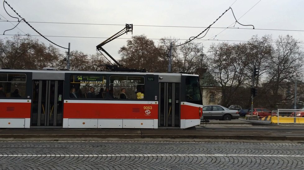 Dříve neměla zastávka betonové zátarasy.