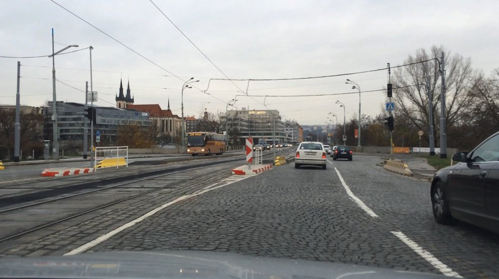 Novinkou na magistrále je i (zatím nefunkční) tramvajová zastávka Štvanice.