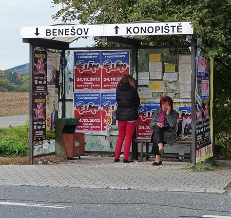 Zastávka mezi Benešovem a Konopištěm