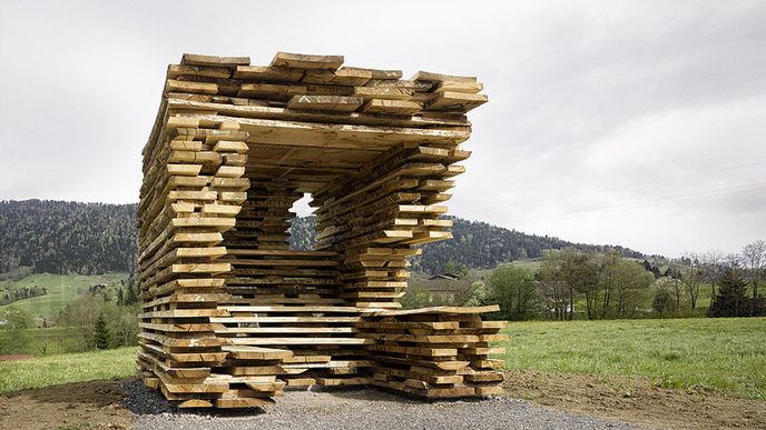 Rakouská vesnice Krumbach ve spolkové zemi Vorarlbersko má jen kolem tisíce obyvatel. Ale v současnosti je místem ojedinělé umělecké instalace. Sedm různých architektů zde společně s místními řemeslníky postavilo krásné autobusové zastávky.