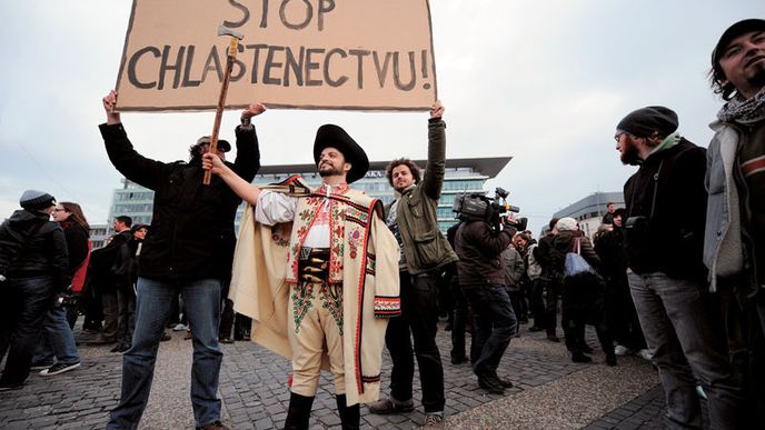 Manifestace proti vlasteneckému zákonu 10. března. Podle předsedy Slovenské národní strany Jána Sloty se zde sešli „satanisté“ a „feťáci“.