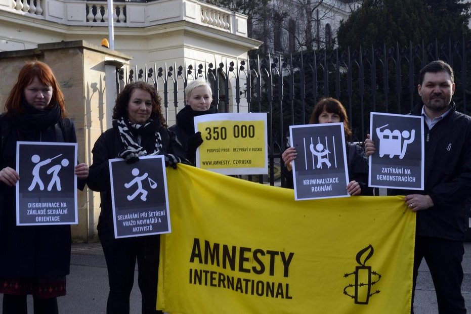 Zástupci organizace Amnesty International přinesli 6. února, den před zahájením olympijských her v Soči, na ruskou ambasádu v Praze petici s dvěma a půl tisíci podpisy, která vybízí ke zrušení represivních zákonů v Rusku.
