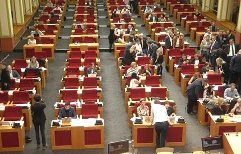 Zastupitelé Prahy v ostrém sporu: Devět hodin jednali o tom, o čem by chtěli jednat