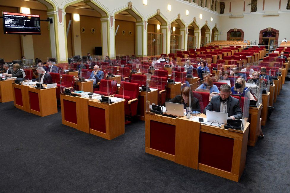 Pražští zastupitelé seděli 21. května na svých místech oddělení plexiskly a s rouškami na ochranu proti koronaviru.