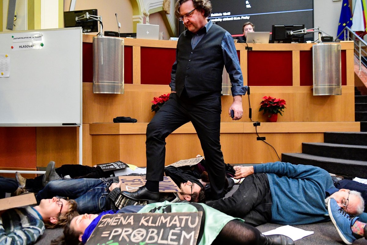 Aktivisté z hnutí Extinction Rebellion (Rebelie proti vyhynutí) 12. prosince 2019 v Praze protestují při jednání zastupitelstva hlavního města za serióznější přístup pražských zastupitelů ke klimatické změně a vyhlášení stavu klimatické nouze na území Prahy.