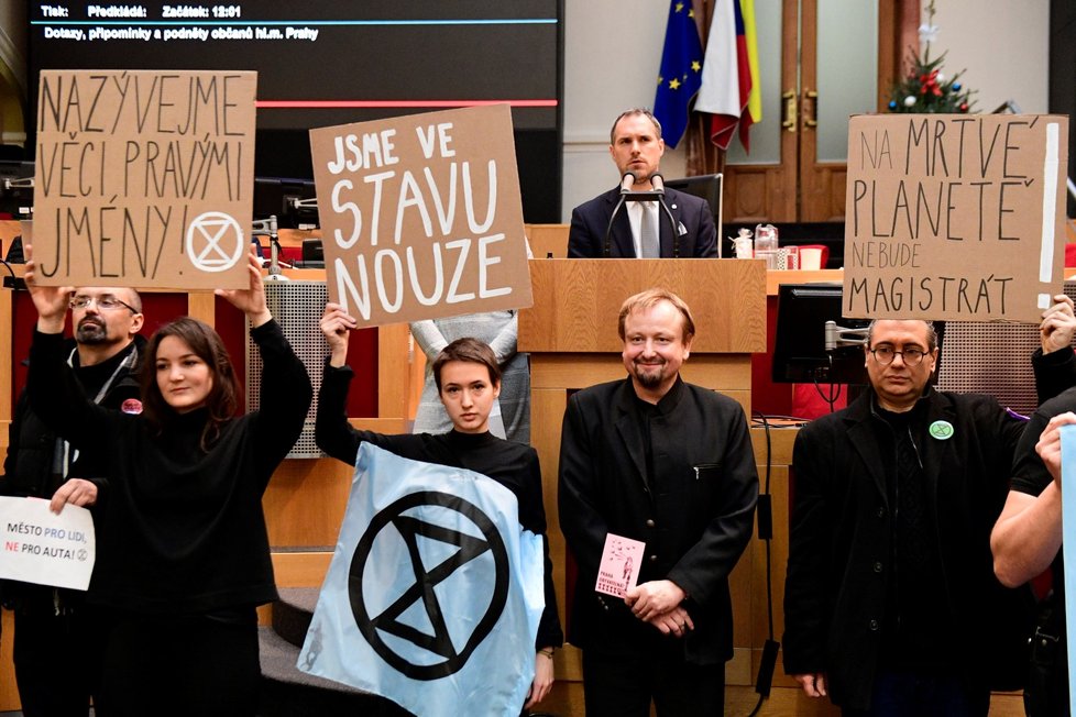 Aktivisté z hnutí Extinction Rebellion (Rebelie proti vyhynutí) 12. prosince 2019 v Praze protestují při jednání zastupitelstva hlavního města za serióznější přístup pražských zastupitelů ke klimatické změně a vyhlášení stavu klimatické nouze na území Prahy.