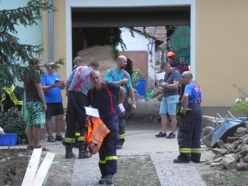 Tělo mladíka zasypaného ve studni našli hasiči po 55 hodinách v pondělí večer. Poté akci ukončili a místo předali policii.