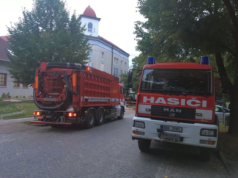 Sací bagr se v pondělí po 20. hodině vydal zpět k záchrannému útvaru hasičů ve Zbirohu. Bez jeho pomoci by akce trvala mnohem déle.