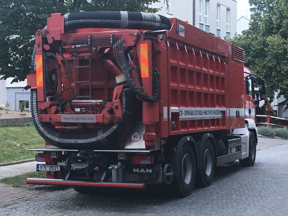 Sací bagr se v pondělí po 20. hodině vydal zpět k záchrannému útvaru hasičů ve Zbirohu. Bez jeho pomoci by akce trvala mnohem déle.