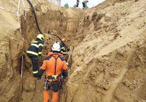 Mladého dělníka vyprostili v sobotu na Vyškovsku hasiči ze čtyři metry hlubokého výkopu. Zemina jej zasypala až po krk.