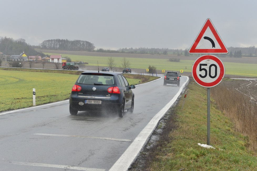 Před zákeřnou zatáčkou u Jiřic je rychlost snížena na 50 km/hod a na riziko policisté opakovaně upozorňovali.