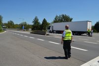 Řidiči kamionů jsou nuceni porušovat zákon: Jezdí přetížení a klidně celý den