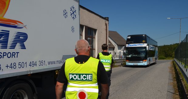 Zátah české policie proti nelegálním migrantům: Pátrala v autobusech i kamionech