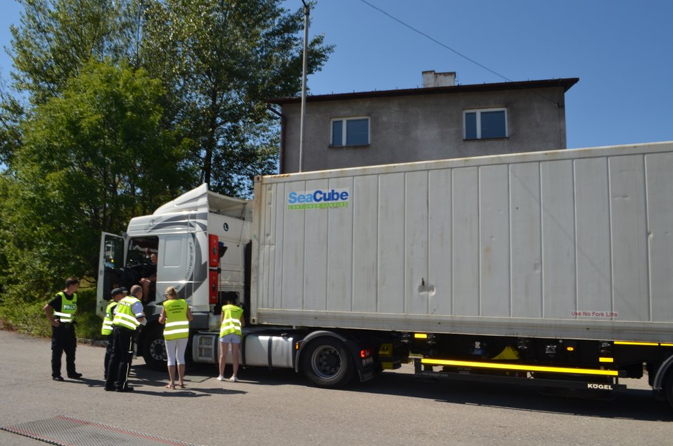 Kamiony, autobusy i chladicí vozy neunikly v neděli pozornosti policie.